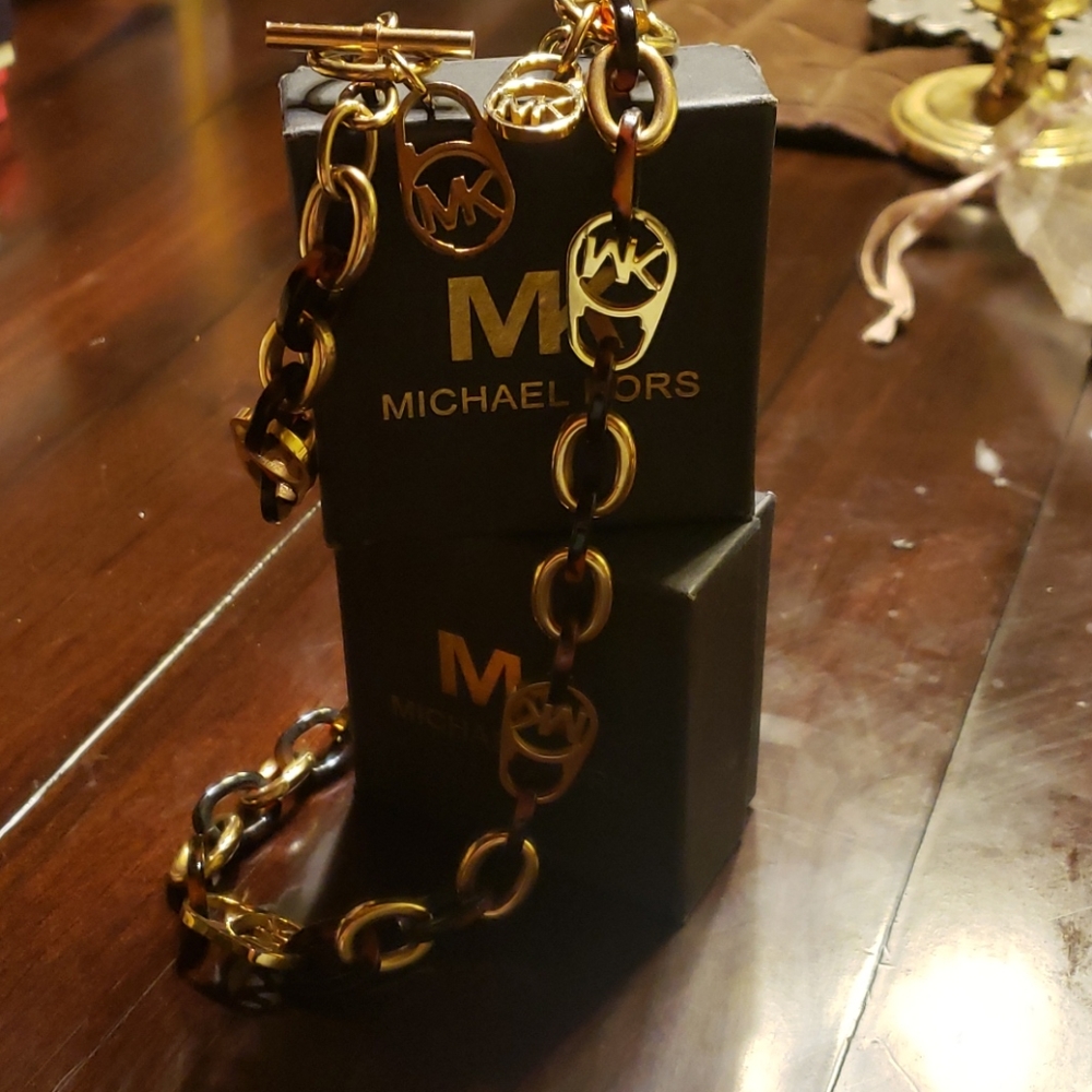 Michael Kors Neck and wrist peice